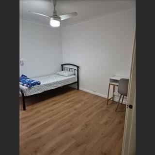 Nhà có 1 phòng cho nữ thuê ở Ballajura, gần bus gần IGA